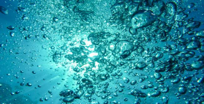 Charge instabilities cause explosion when alkali metals hit water