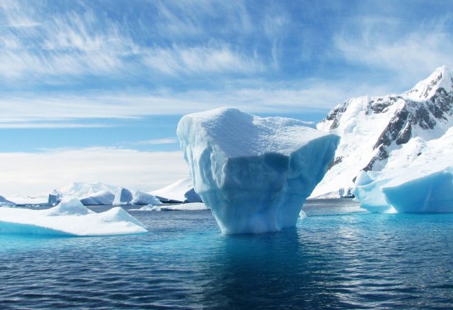 An iceberg the size of a country breaks loose from the Antarctic ice shelf