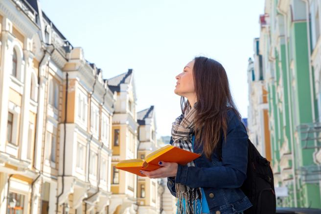 Communication in foreign language helps avoid emotional decisions