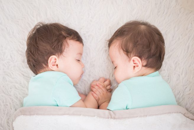 Genetics influences gazing patterns and mental development in twins