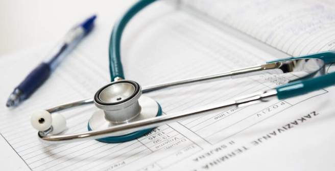 Choosing between Frequentist and Bayesian statistics: a guide for biomedical researchers