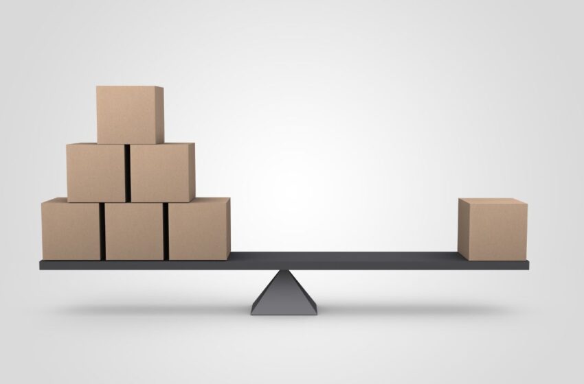 Comparison of structured vs unstructured abstracts shown through blocks on a balancing scale.